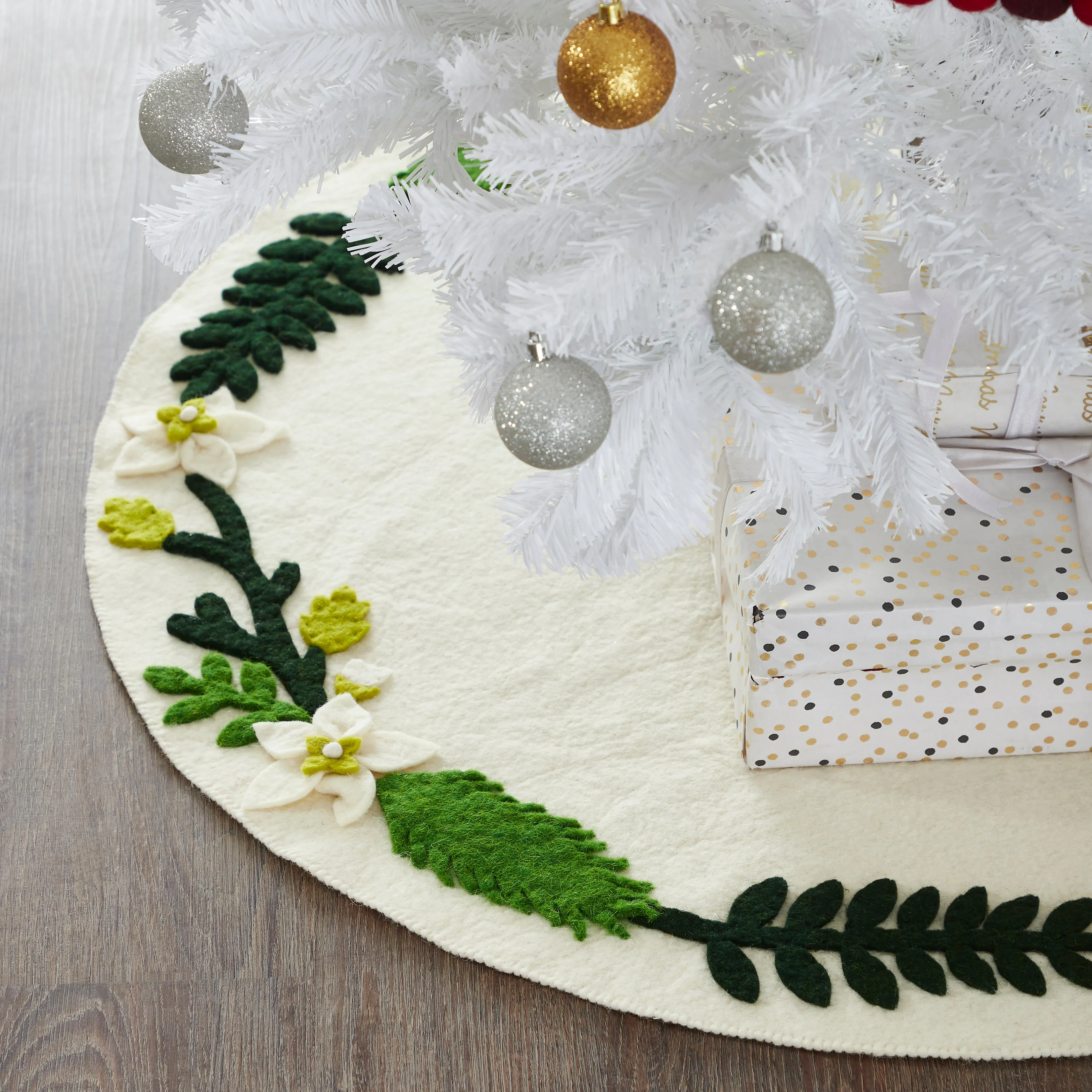 Handmade Christmas Tree Skirt in Felt - Greenery Border on Cream - 36"/60"/72"